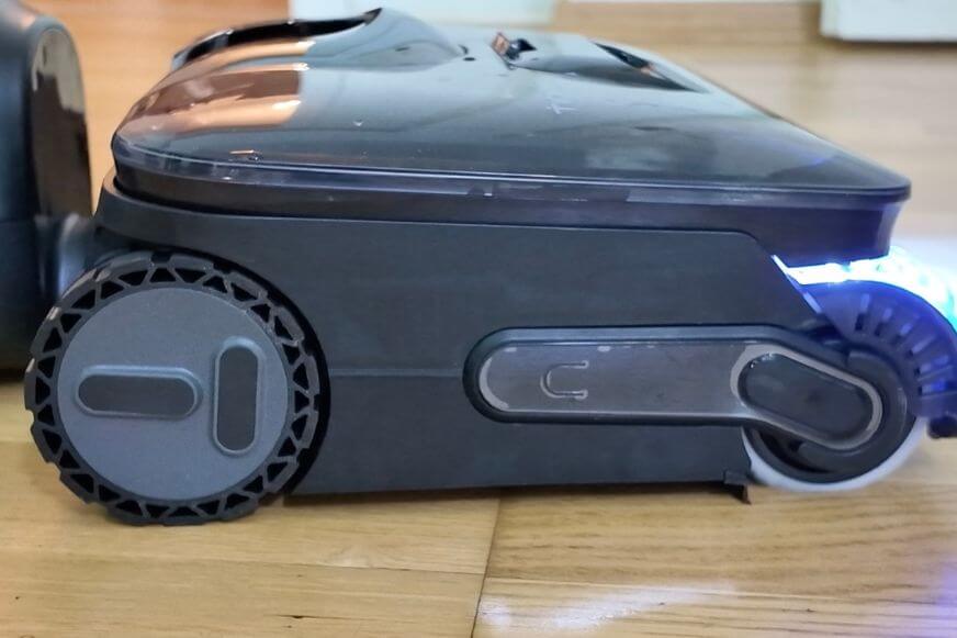 Der Tineco Floor One S7 Stretch Steam Plus im Test und die Bodenreinkiger-Düse wird gezeigt, samt der automatisch betriebenen Räder.